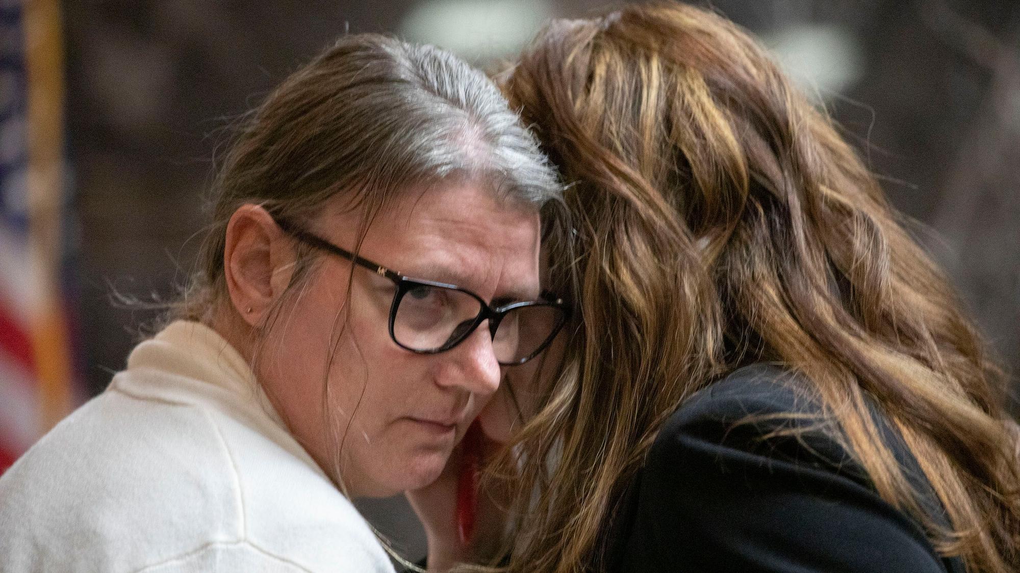 Jennifer Crumbley (l), die Mutter des Amokläufers von Oxford, Ethan Crumbley, spricht mit ihrer Anwältin Shannon Smith.