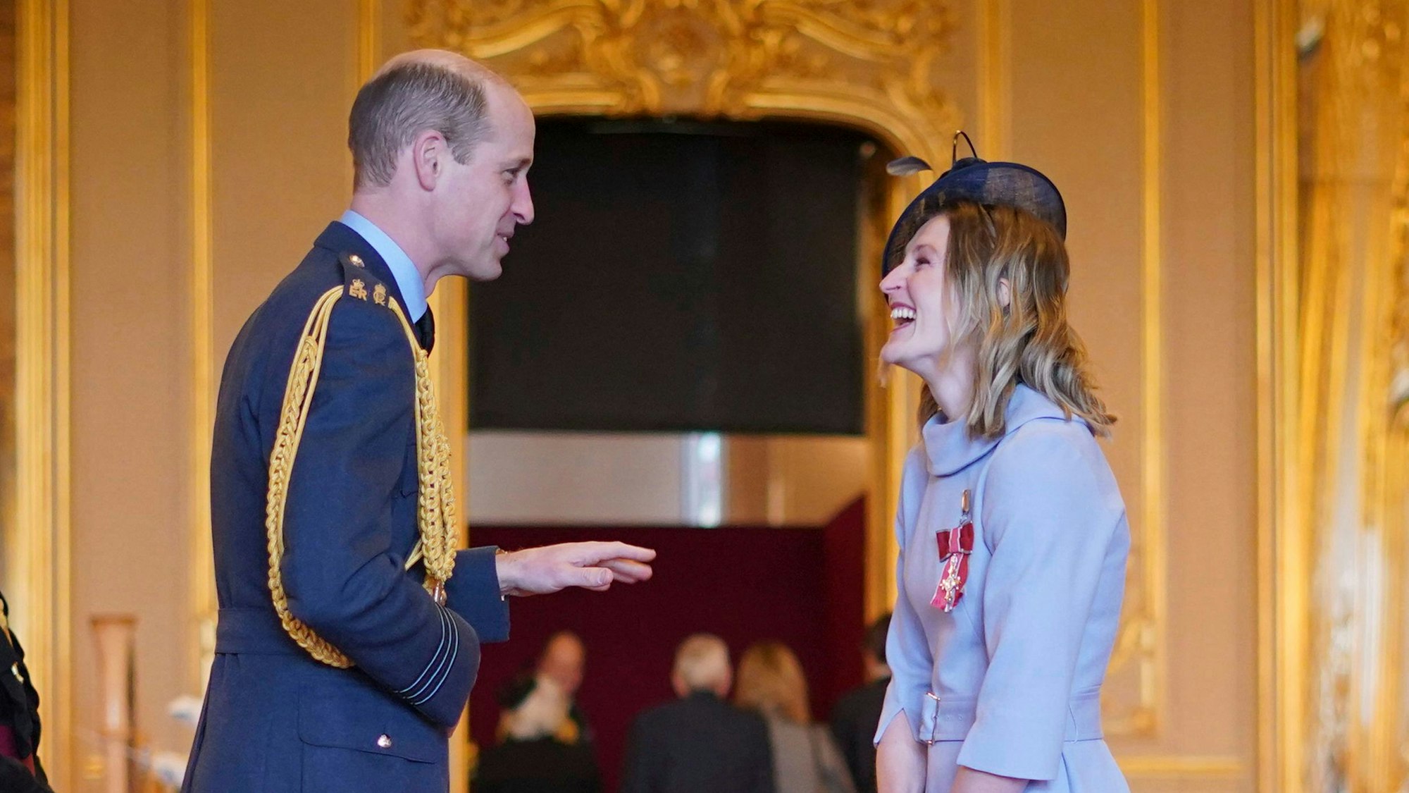 Prinz William zeichnet ehemalige Fußballspielerin Ellen White-Convery mit dem Commander of the Order of the British Empire aus.