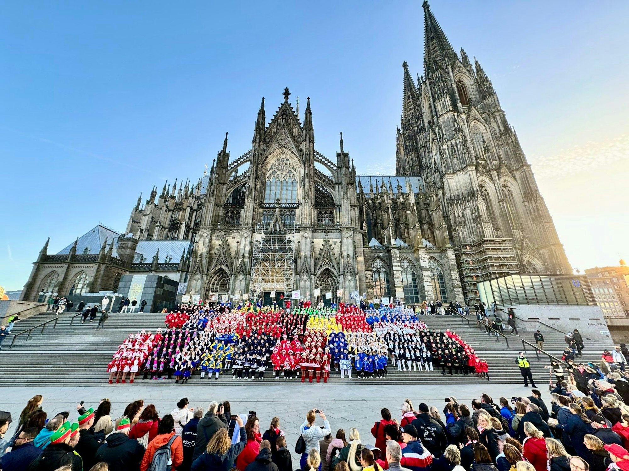 Die Tanzgruppen vor dem Dom