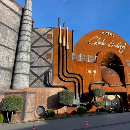 Zu sehen ist die Fassade eines Hotels im Phantasialand.