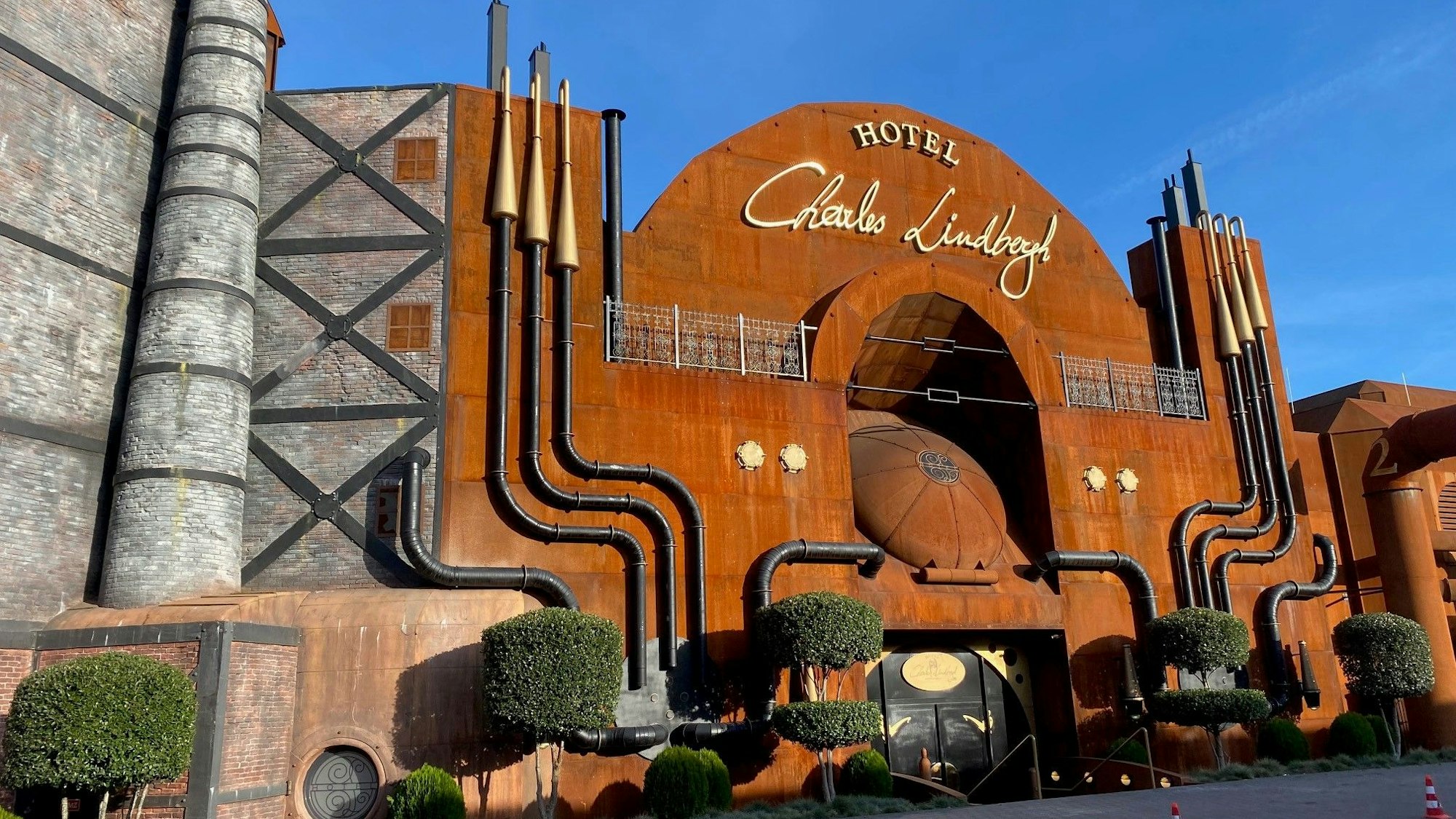 Zu sehen ist die Fassade eines Hotels im Phantasialand.