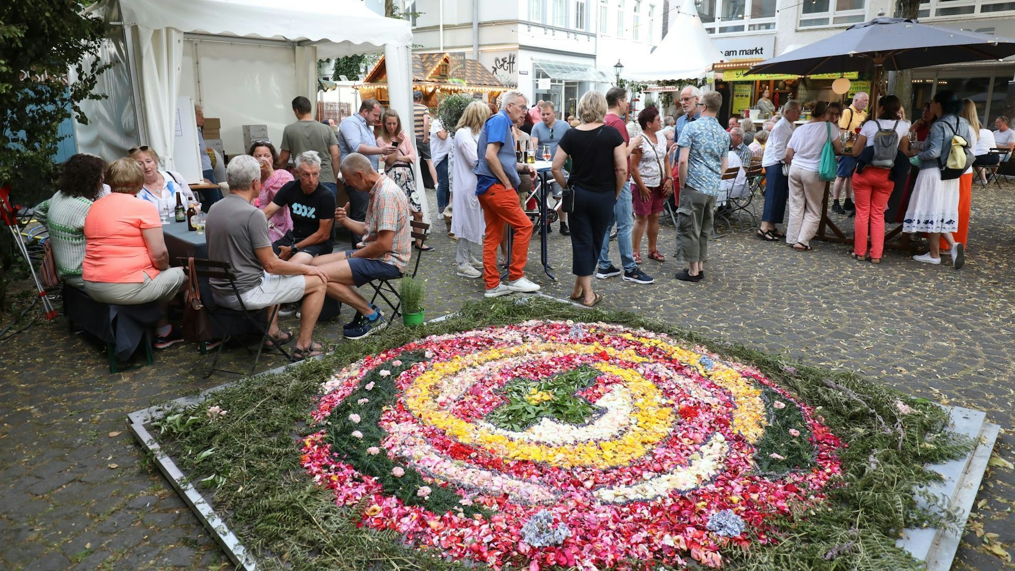 Das Rosenfest im Jahr 2022 neben der Pfarrkirche St. Johann Baptist in Bad Honnef.