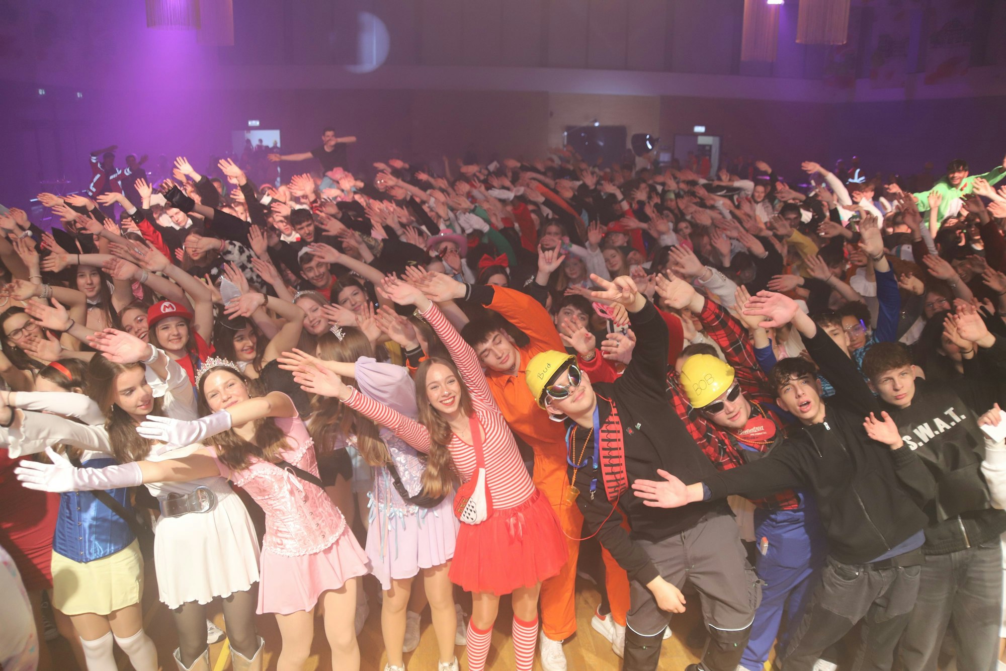 DJ Wolfgang trieb die Masse zu tänzerischen Dehnübungen.
