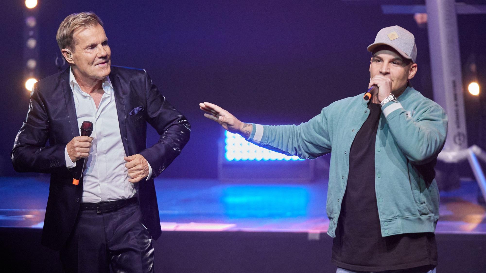 Dieter Bohlen (l) begrüßt Sänger Pietro Lombardi bei einem Konzert zu Bohlens 70. Geburtstag im Theater am Potsdamer Platz