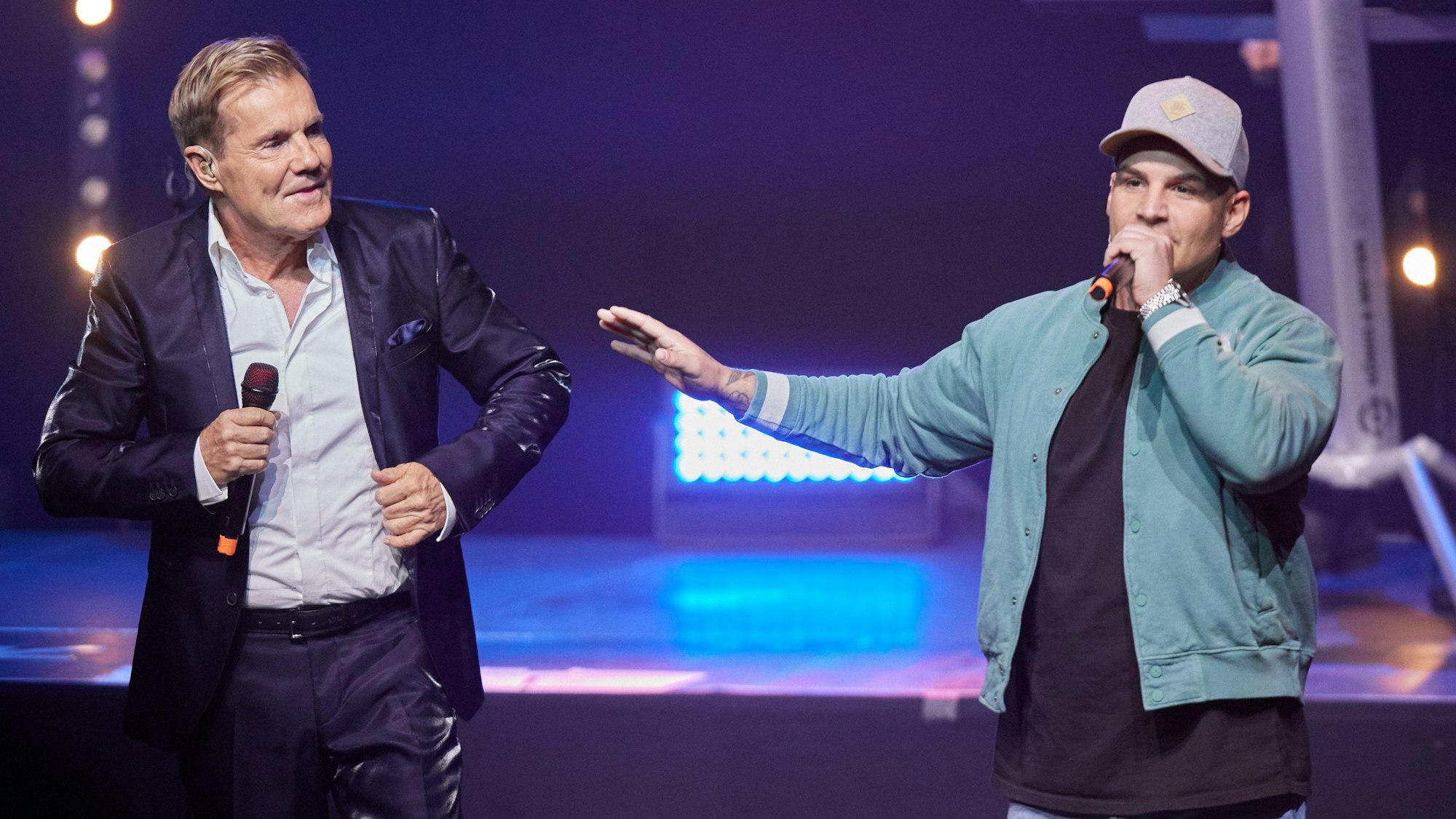 Dieter Bohlen (l) begrüßt Sänger Pietro Lombardi bei einem Konzert zu Bohlens 70. Geburtstag im Theater am Potsdamer Platz