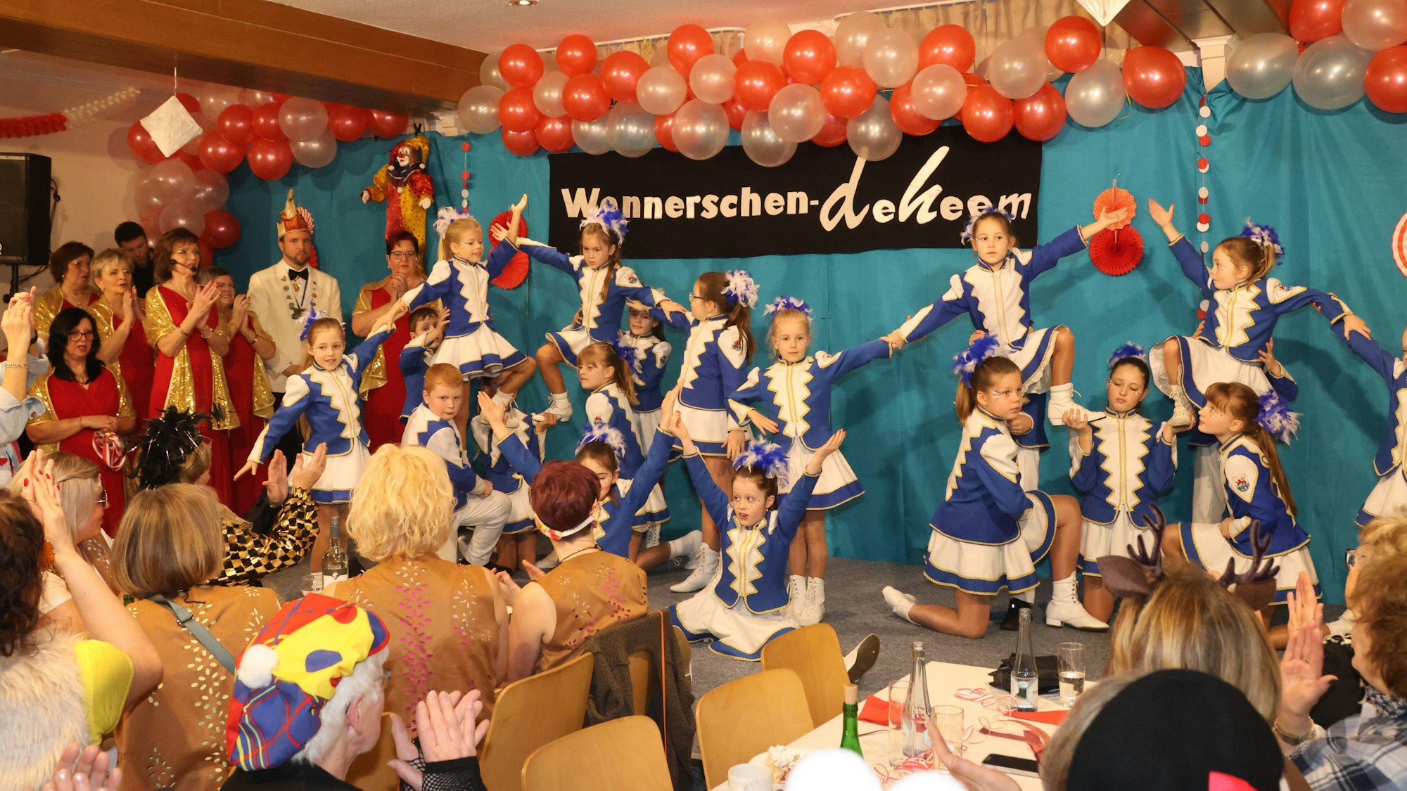 Eine Kindertanzgruppe bei einem Auftritt auf einer Karnevalssitzung.