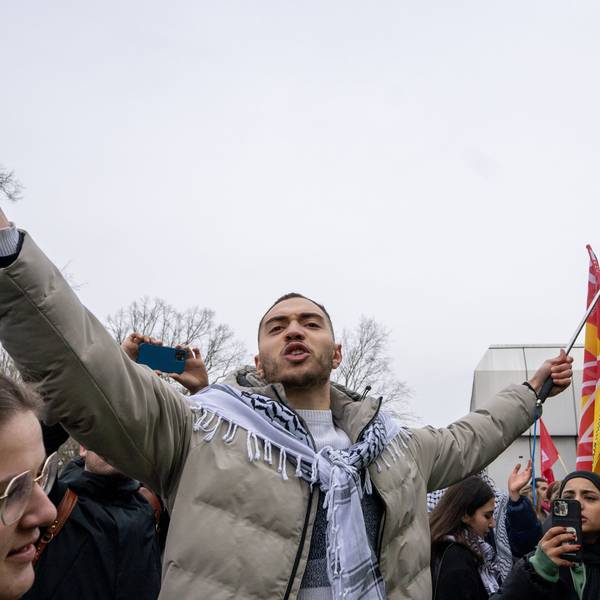 Februar 2024: Ein Teilnehmer der propalästinensischen Kundgebung unter dem Motto „Solidarität mit Palästina“·vor der Mensa II an der Freien Universität (FU) gestikuliert in Richtung der Gegendemonstranten.