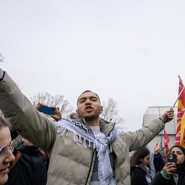 Februar 2024: Ein Teilnehmer der propalästinensischen Kundgebung unter dem Motto „Solidarität mit Palästina“·vor der Mensa II an der Freien Universität (FU) gestikuliert in Richtung der Gegendemonstranten.
