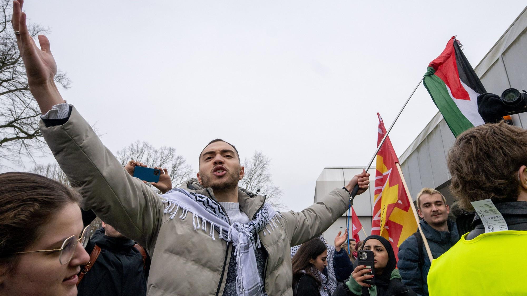 Februar 2024: Ein Teilnehmer der propalästinensischen Kundgebung unter dem Motto „Solidarität mit Palästina“·vor der Mensa II an der Freien Universität (FU) gestikuliert in Richtung der Gegendemonstranten.
