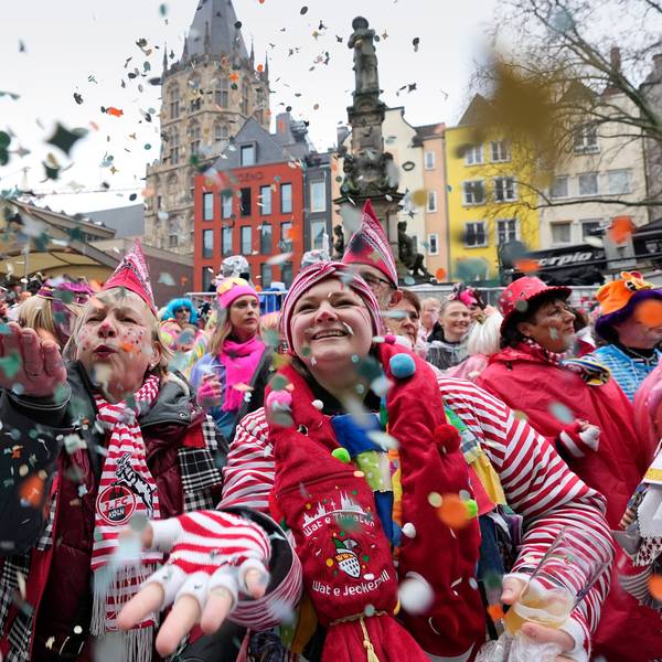 Feiernde auf dem Alter Markt.