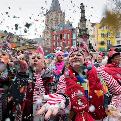 Feiernde auf dem Alter Markt.