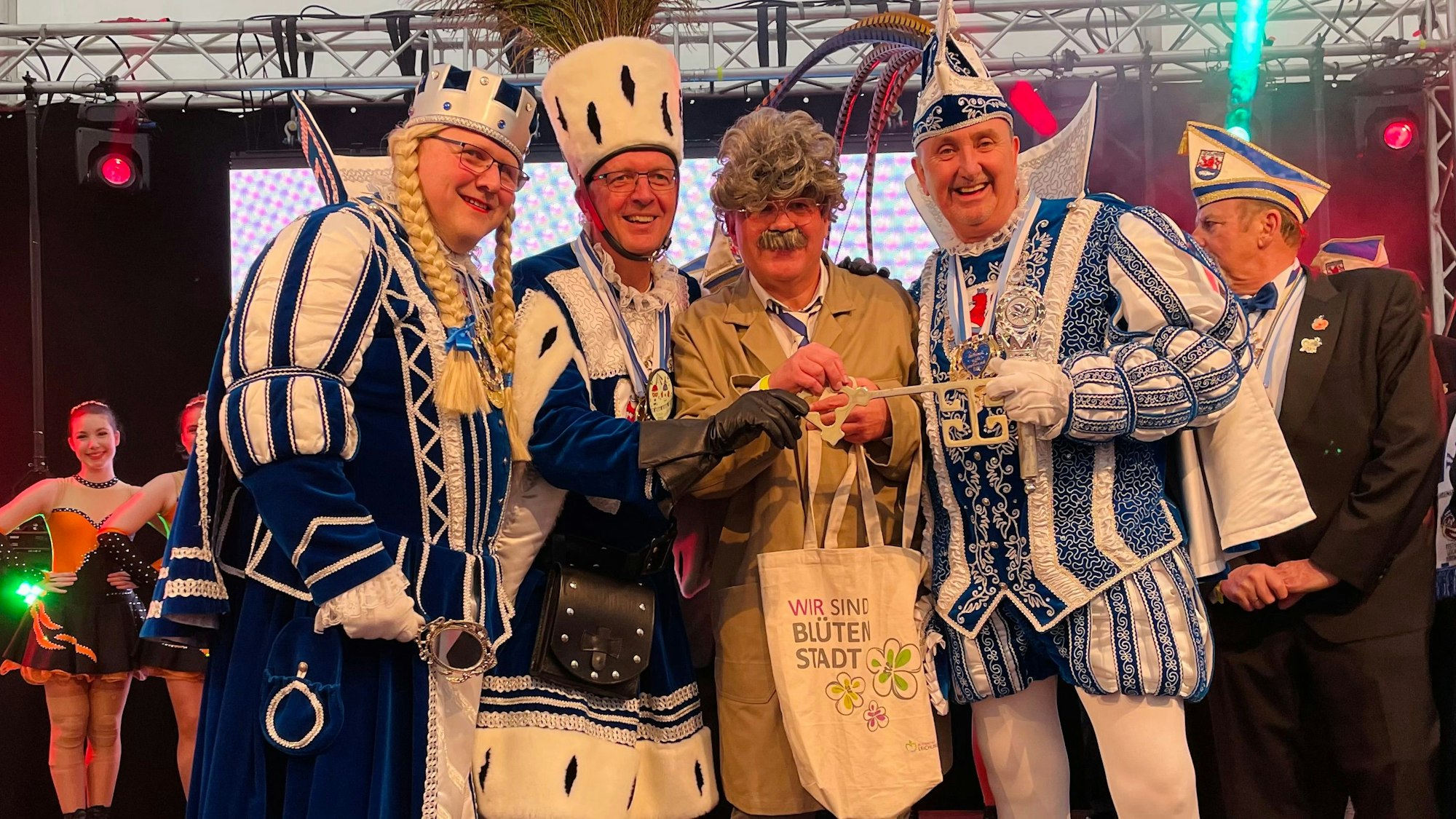 Das Leichlinger Dreigestirn aus Prinz Volkmar I, Jungfrau Larissa und Bauer Stefan mit dem als Horst Schlämmer verkleideten Bürgermeister Frank Steffes