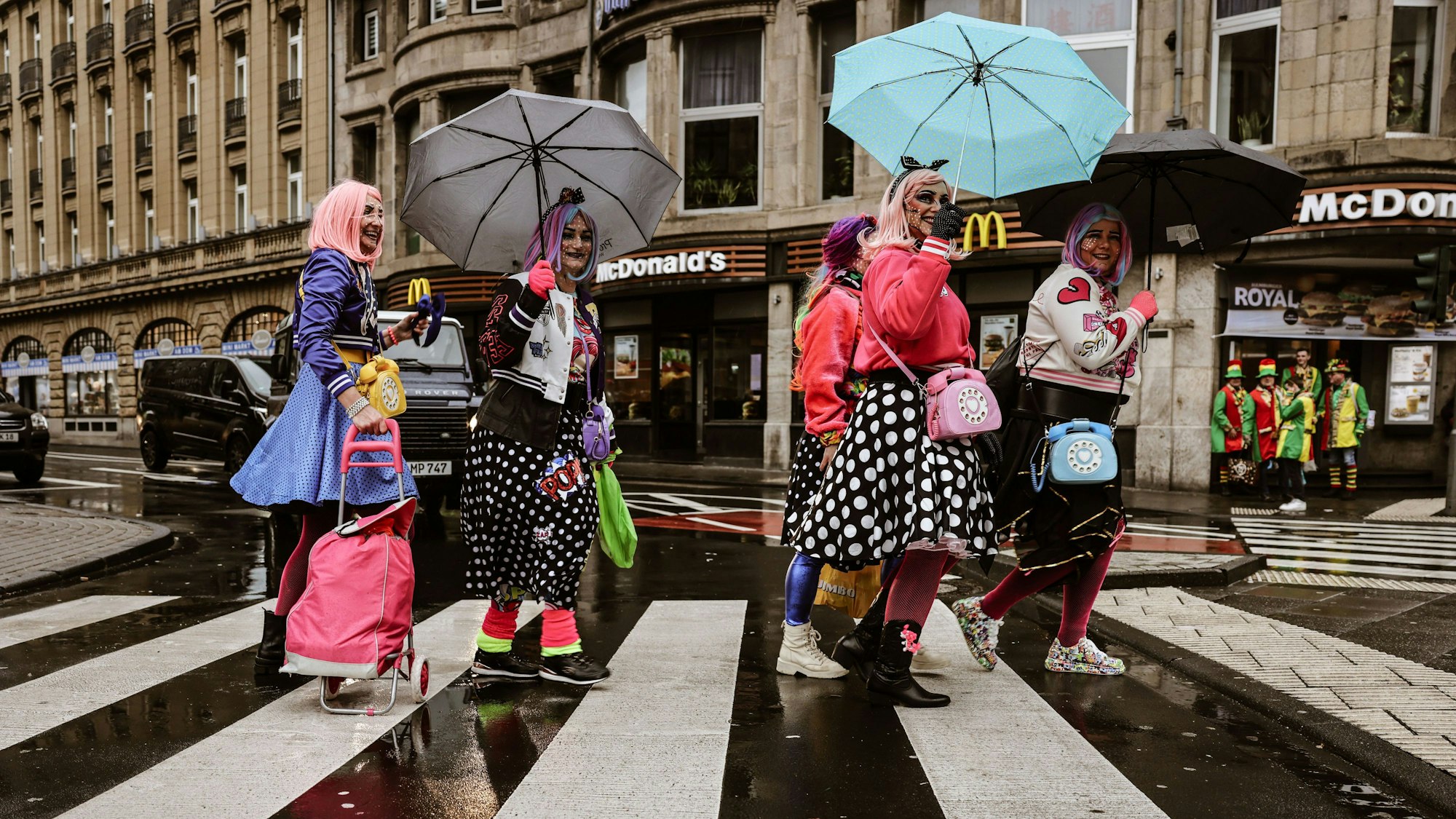 Karnevalistinnen ziehen zu Weiberfastnacht durch die Stadt. (Archivbild)