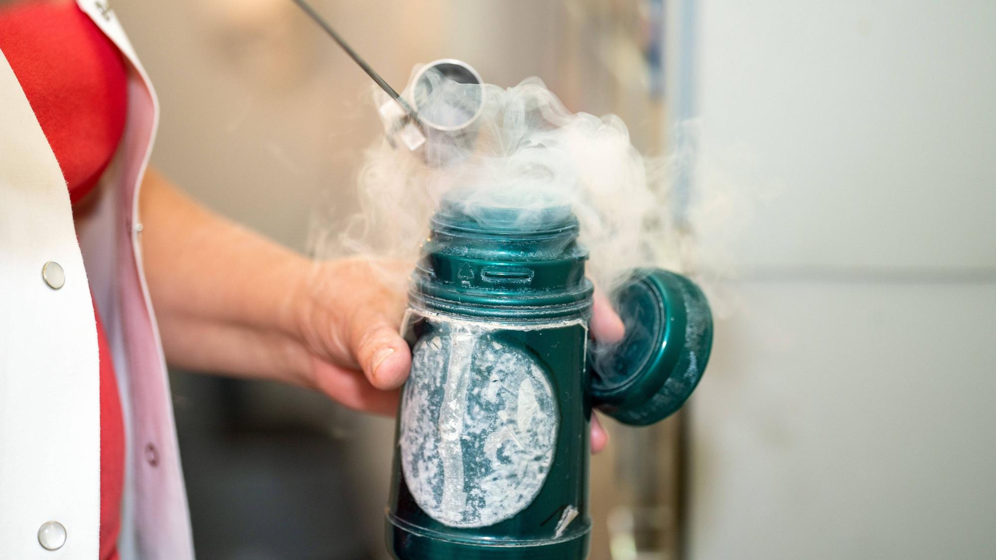 Kryosauna: Der Körper wird in eienr Kammer mithilfe von Stickstoff kurz gekühlt.