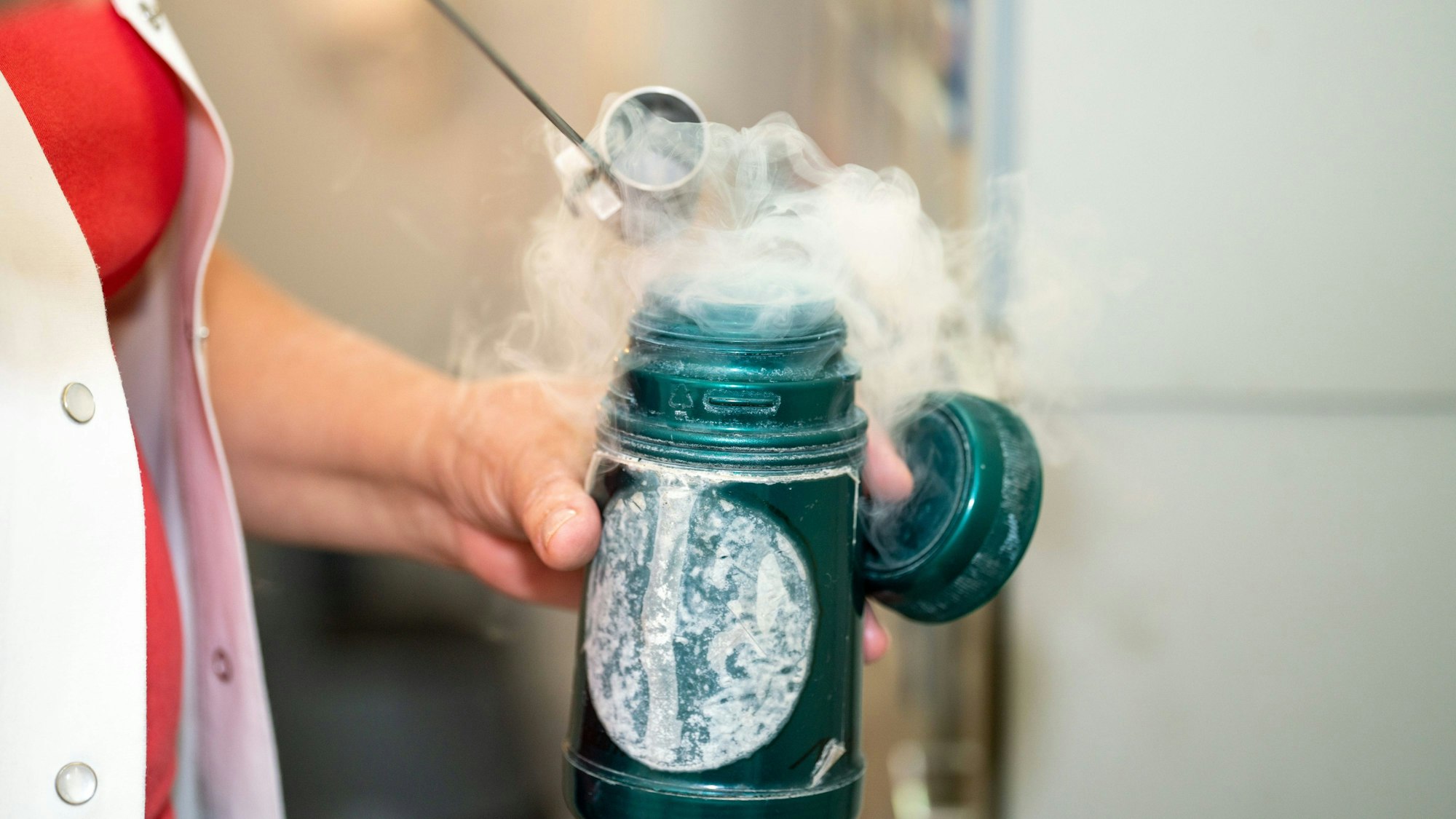 Kryosauna: Der Körper wird in eienr Kammer mithilfe von Stickstoff  kurz gekühlt.