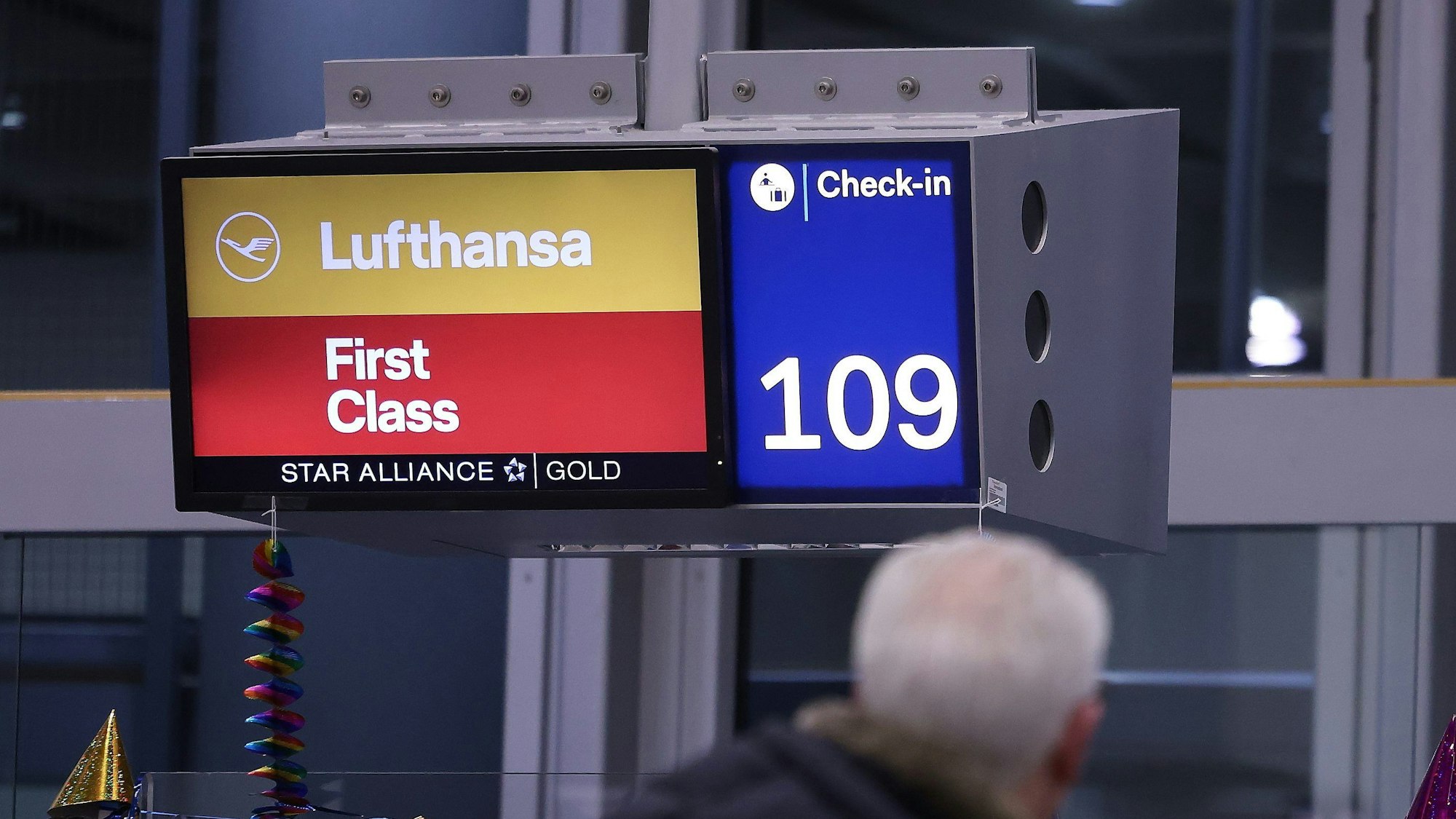 08.02.2024, Berlin, Düsseldorf: Ein Fluggast wartet am Lufthansa Check-In im Flughafen Düsseldorf. Die Gewerkschaft Verdi hatte das Bodenpersonal der Lufthansa zu einem ganztägigen Warnstreik an mehreren Flughäfen aufgerufen. Der Ausstand begann am Mittwoch um 4.00 Uhr. Foto: David Young/dpa +++ dpa-Bildfunk +++