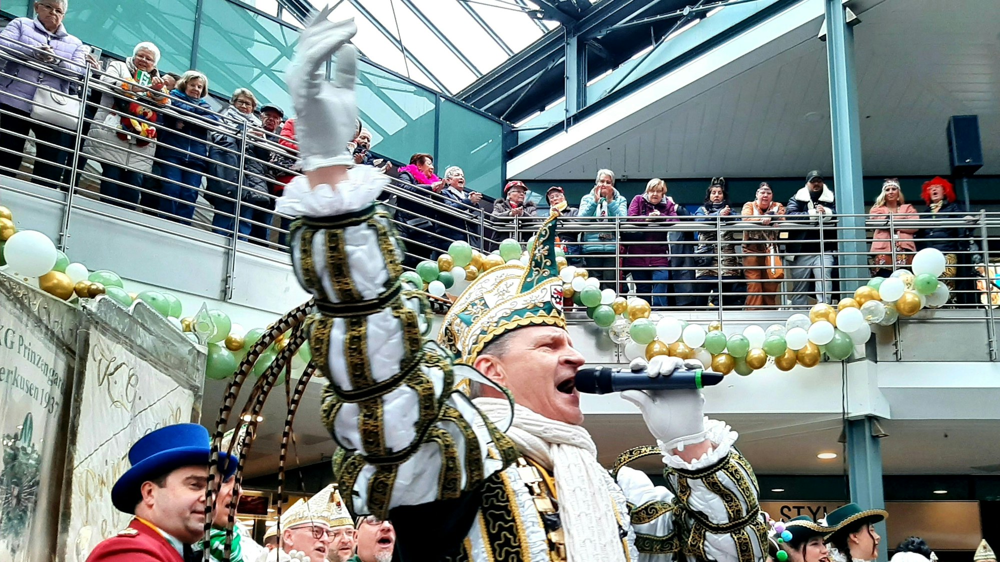 Luminadensturm Weiberfastnacht Leverkusen. Luminaden Wiesdorf Wieverfastelovend. Prinz Mally I.
