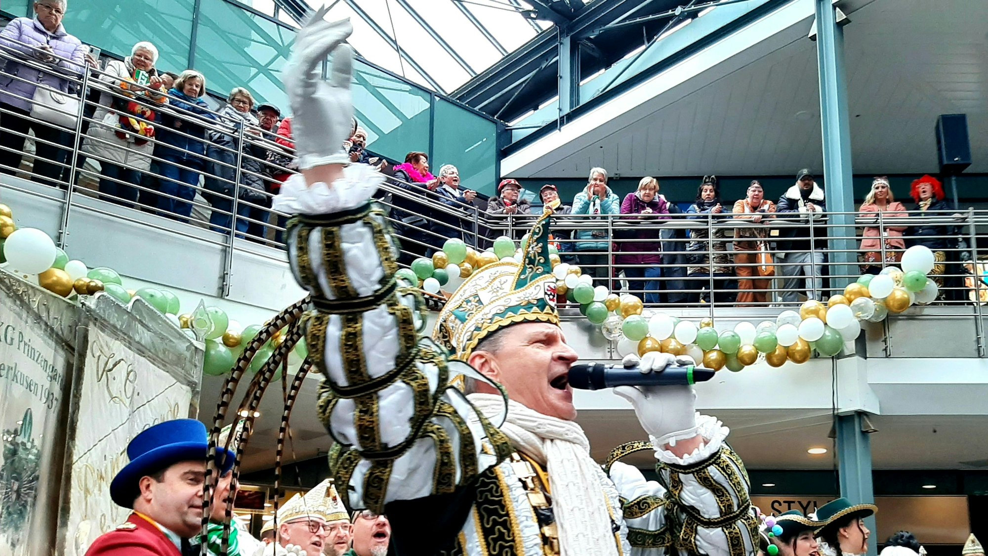 Luminadensturm Weiberfastnacht Leverkusen. Luminaden Wiesdorf Wieverfastelovend. Prinz Mally I.