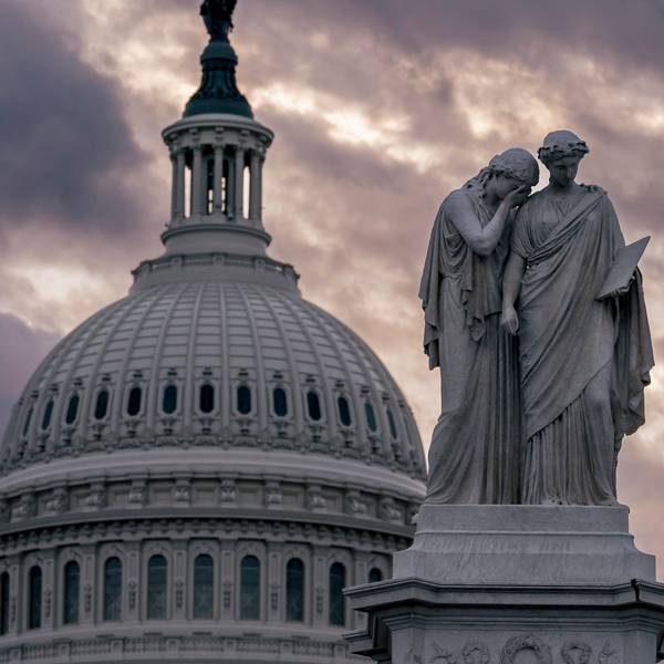 ARCHIV - 05.01.2023, USA, Washington: Blick auf das Friedensdenkmal und die Kuppel des US-Kapitols bei bewölktem Himmel. Die Demokraten von US-Präsident Joe Biden sind mit einem milliardenschweren Hilfspaket für die von Russland angegriffene Ukraine im Senat gescheitert. (zu dpa: «Gesetzesentwurf für Ukraine-Hilfen scheitert im US-Senat») Foto: J. Scott Applewhite/AP/dpa +++ dpa-Bildfunk +++