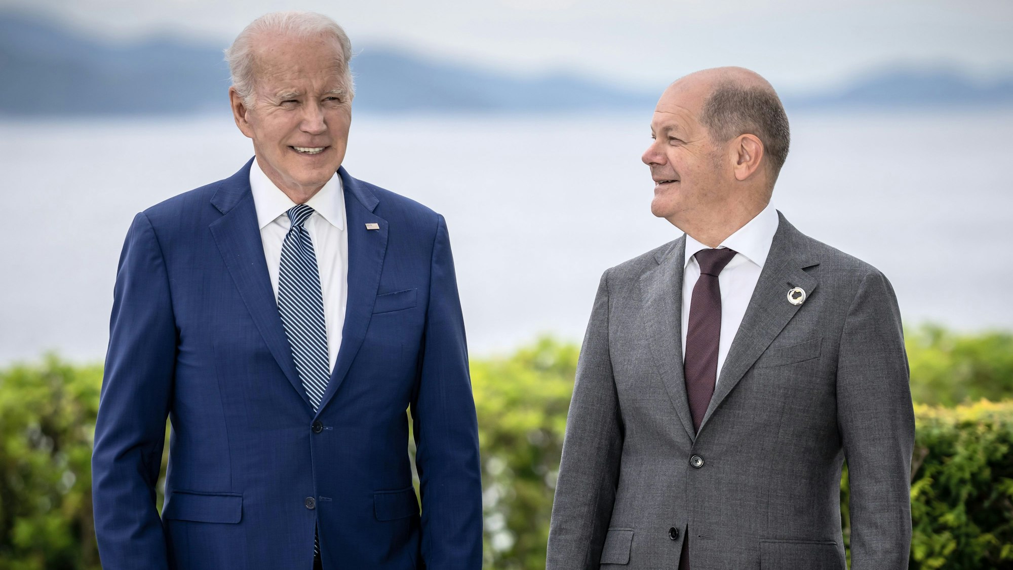 ARCHIV - 20.05.2023, Japan, Hiroshima: Joe Biden (l), Präsident der USA, und Bundeskanzler Olaf Scholz (SPD), stellen sich vor ihrem Arbeitsessen zum Thema wirtschaftliche Sicherheit während des G7-Gipfels im Grand Prince Hotel in Hiroshima im Westen Japans zu einem Gruppenbild der Staats- und Regierungschefs der G7-Staaten auf. Am Freitag treffen sie sich in Washington. (zu dpa: «Kriege, Krisen und ein bisschen Trump: Scholz reist in die USA») Foto: Michael Kappeler/dpa +++ dpa-Bildfunk +++
