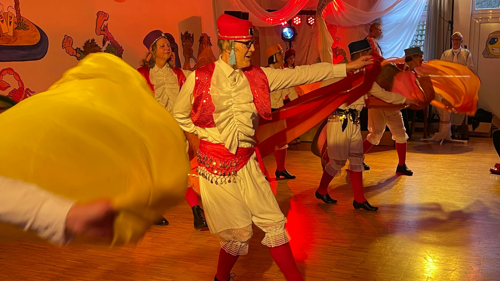 Eine Tanzgruppe in orientalischem Outfit bei ihrem Auftritt auf einer Karnevalssitzung.