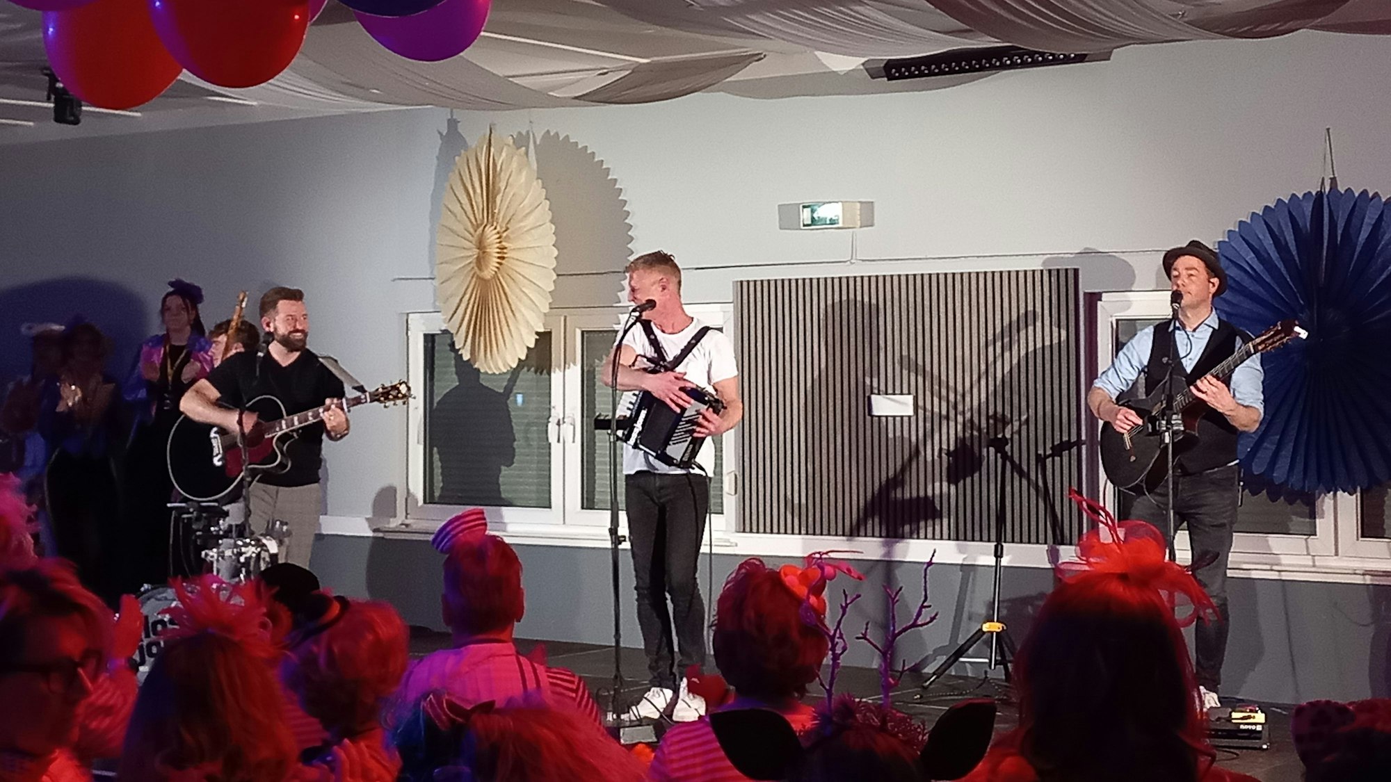 Bei der Weibersitzung der Hohler Bären in Vollmerhausen rocken „Loss jonn“ die Bühne.