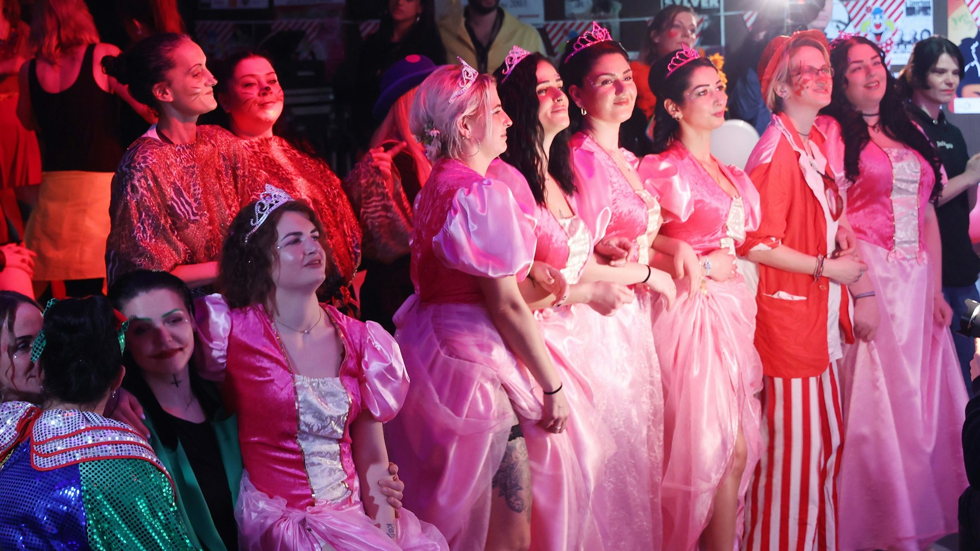 Verkleidete Frauen stehen zusammen.