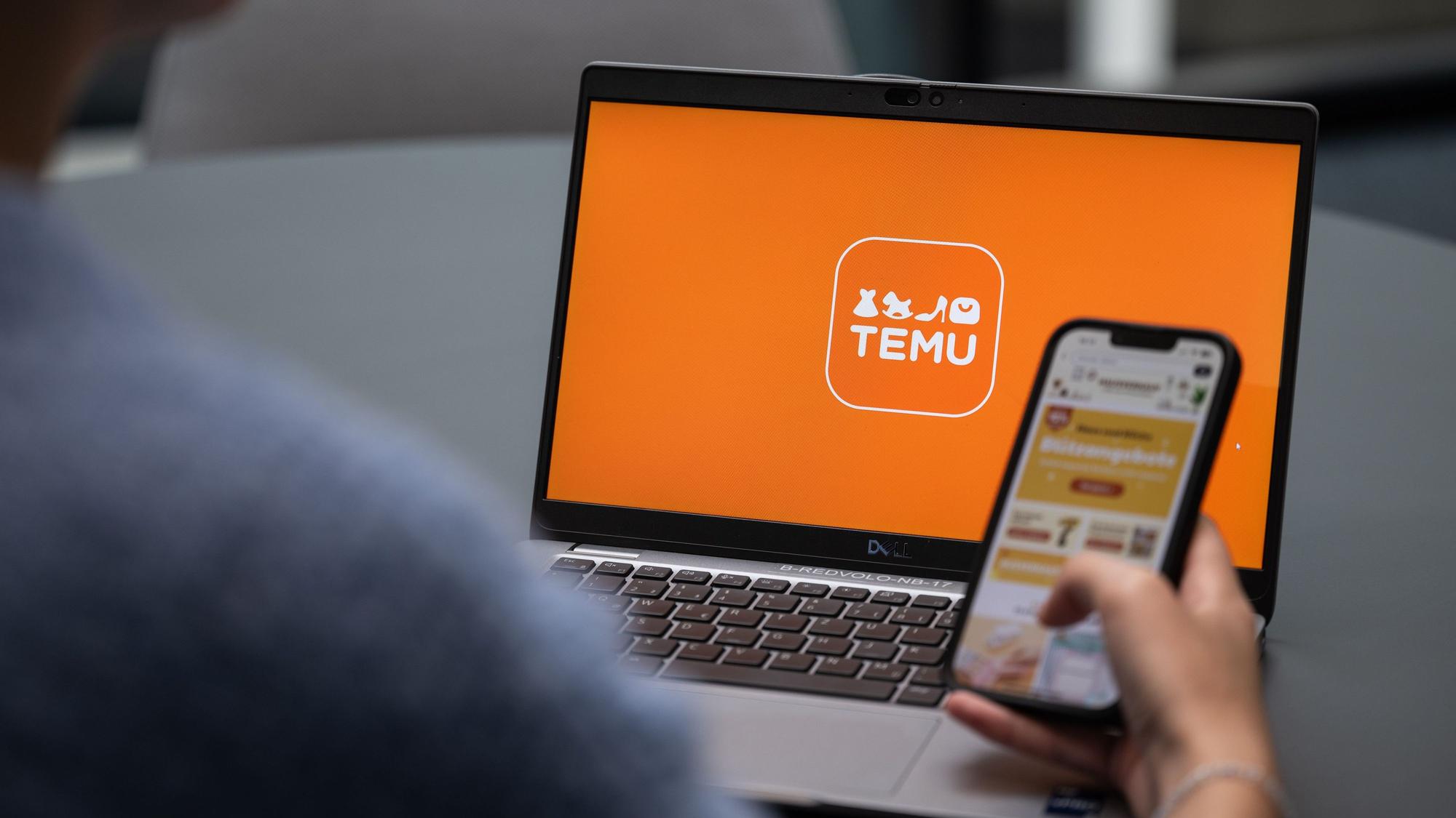 Blick auf einen Laptop mit dem Logo der App Temu (gestellte Szene).