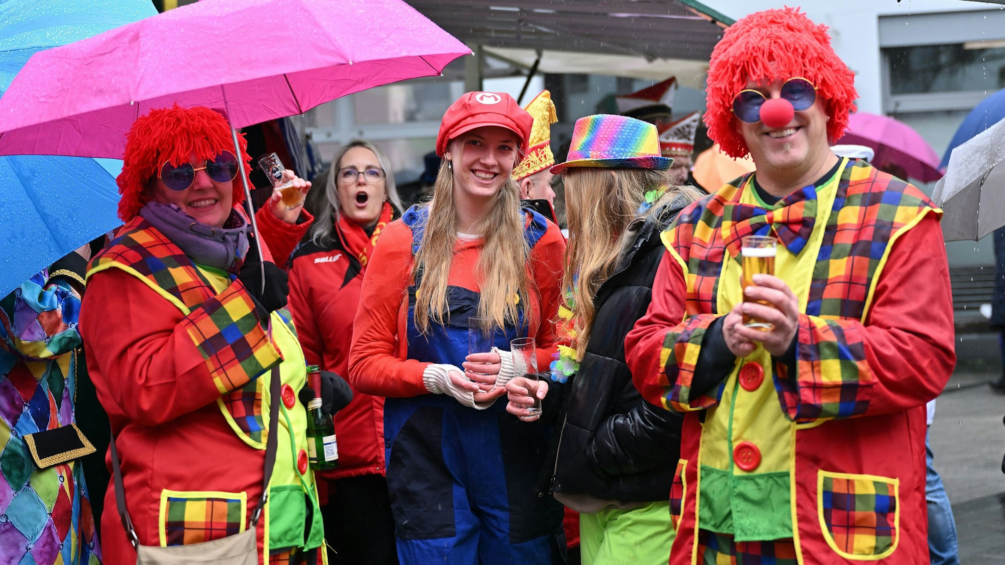 Dem Regenwetter trotzten die Jecken beim Rösrather Rathaussturm vor dem Bürgerforum Hoffnungsthal.