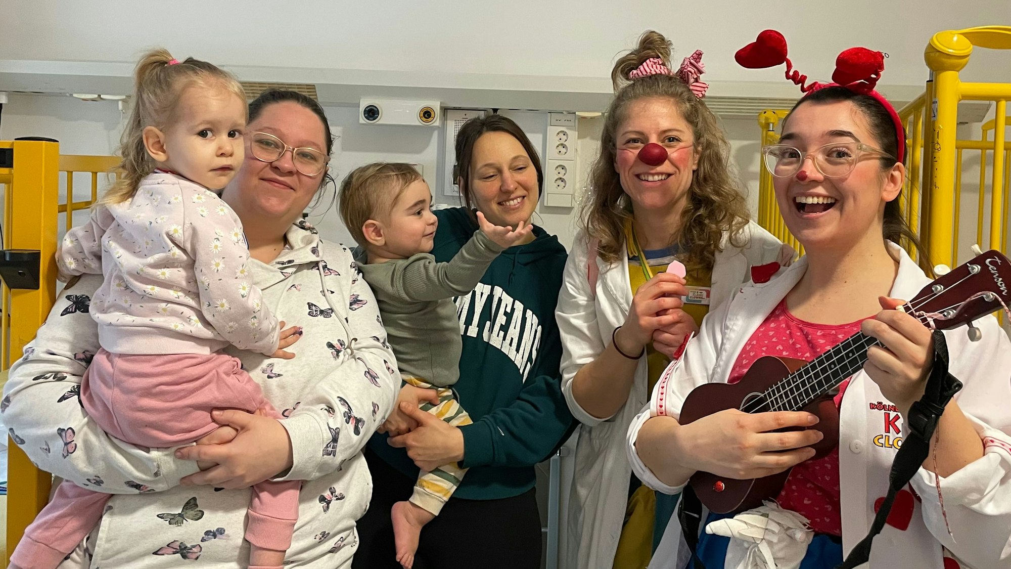 Xenia (3) und Karlo (2) genießen mit ihren Müttern die lustigen Klinikclowns Pippa und Pimpi.