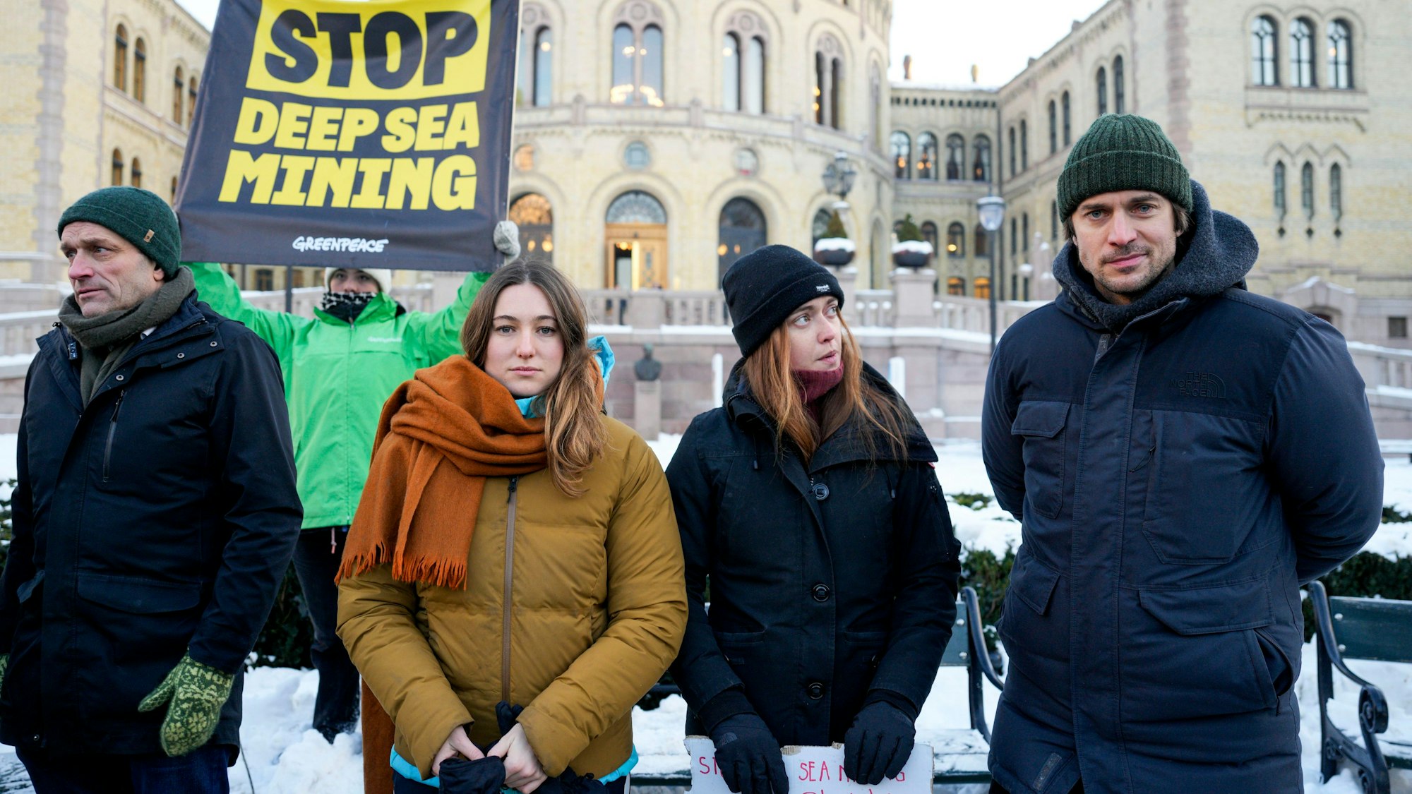 Der norwegische Parlamentsabgeordnete Arild Hermstad (V.l.n.r.), die französischen Klimaaktivistinnen Camille Etienne und Anne-Sophie Roux sowie der französische Schauspieler Lucas Bravo nehmen an einer Demonstration gegen den Meeresbodenabbau vor dem norwegischen Parlamentsgebäude teil. (Archivbild)