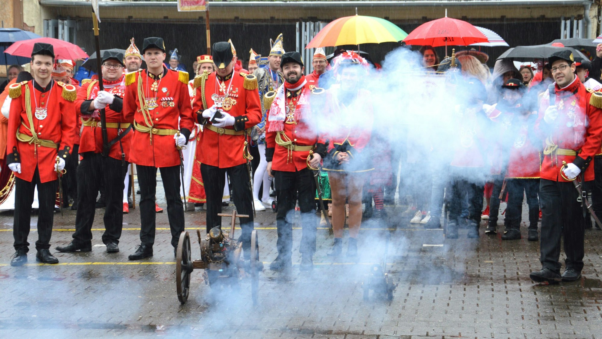 Die Löstige Bröder aus Kall zünden die Kanone zum Sturm aufs Rathaus.