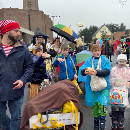 Auf dem Bild sind Schüler zu sehen, die an einem Kinderzug teilnehmen