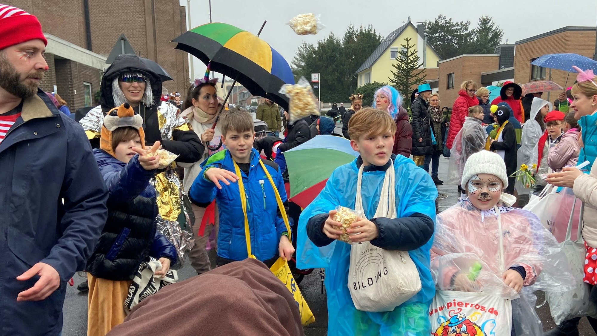 Auf dem Bild sind Schüler zu sehen, die an einem Kinderzug teilnehmen