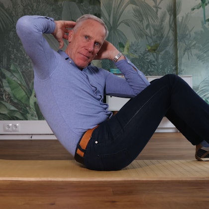 Ingo Froböse zeigt eine Übung für die Bauchmuskulatur.