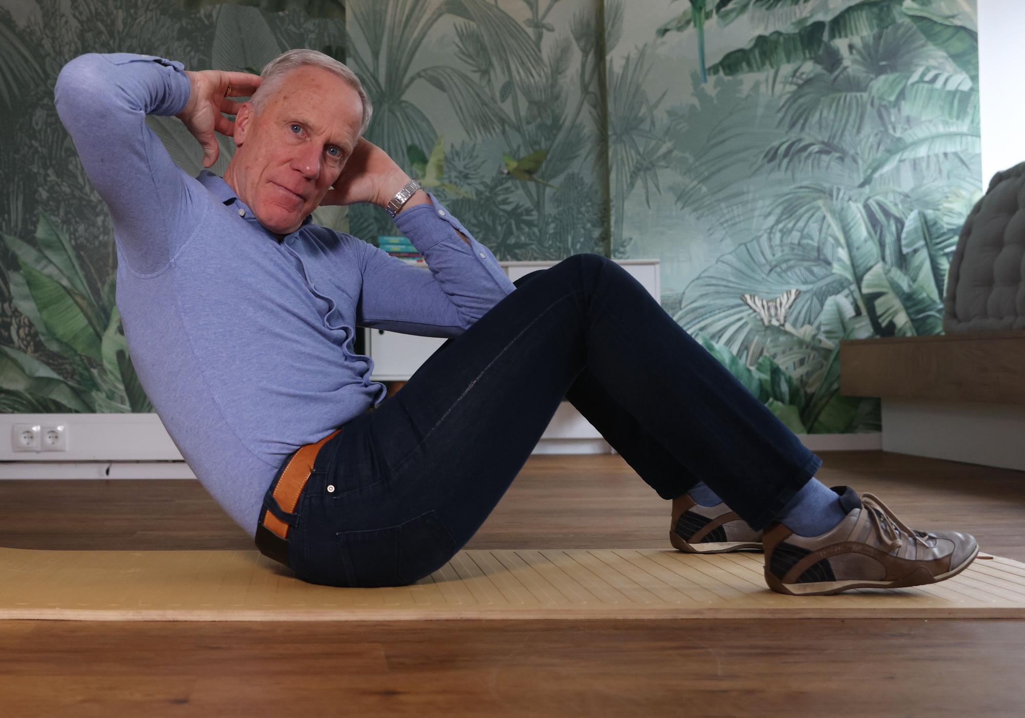 Ingo Froböse zeigt die Übung Russian Twist.