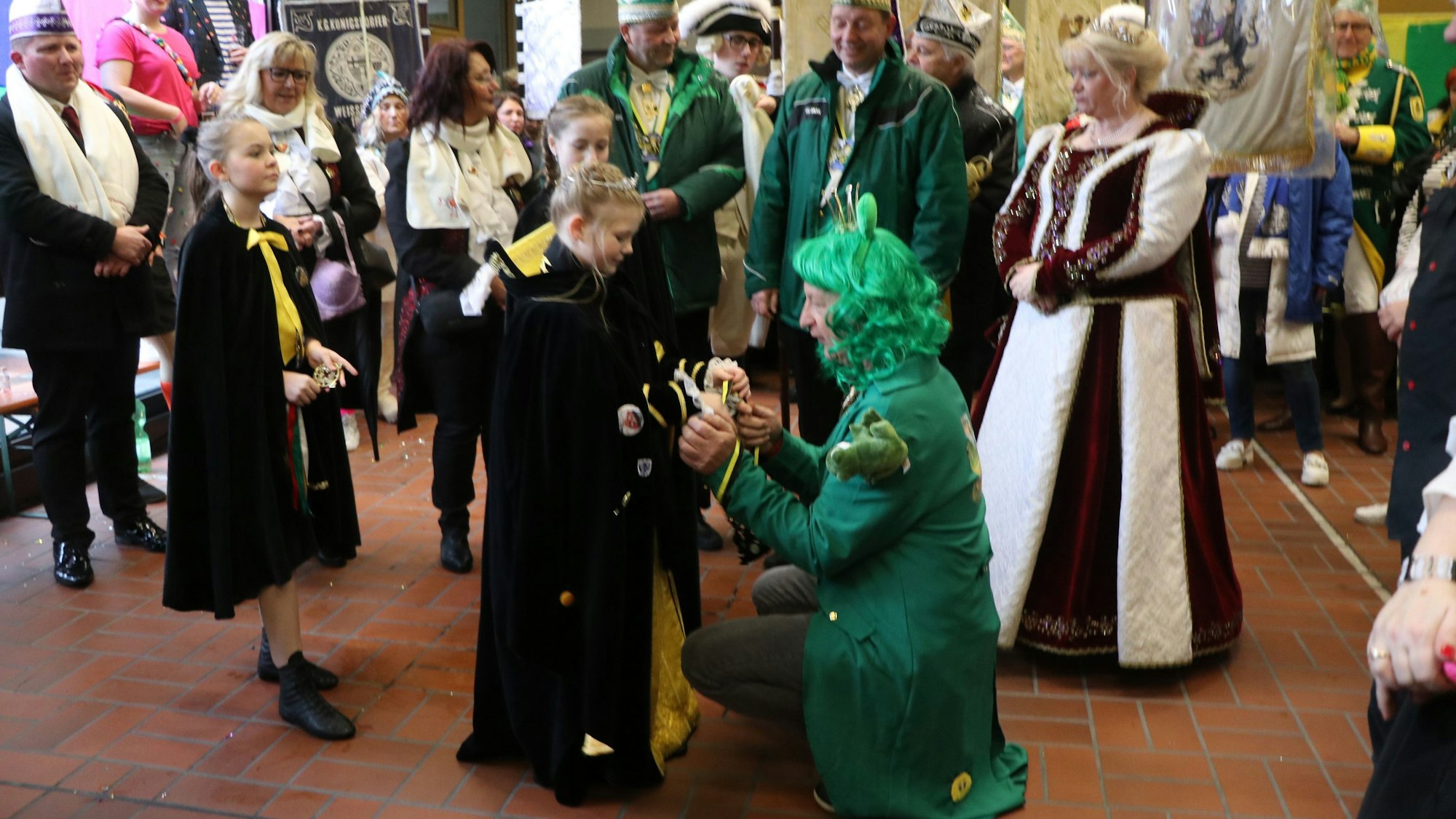 Auf dem Bild sind die Jecken im Rathaus zu sehen.