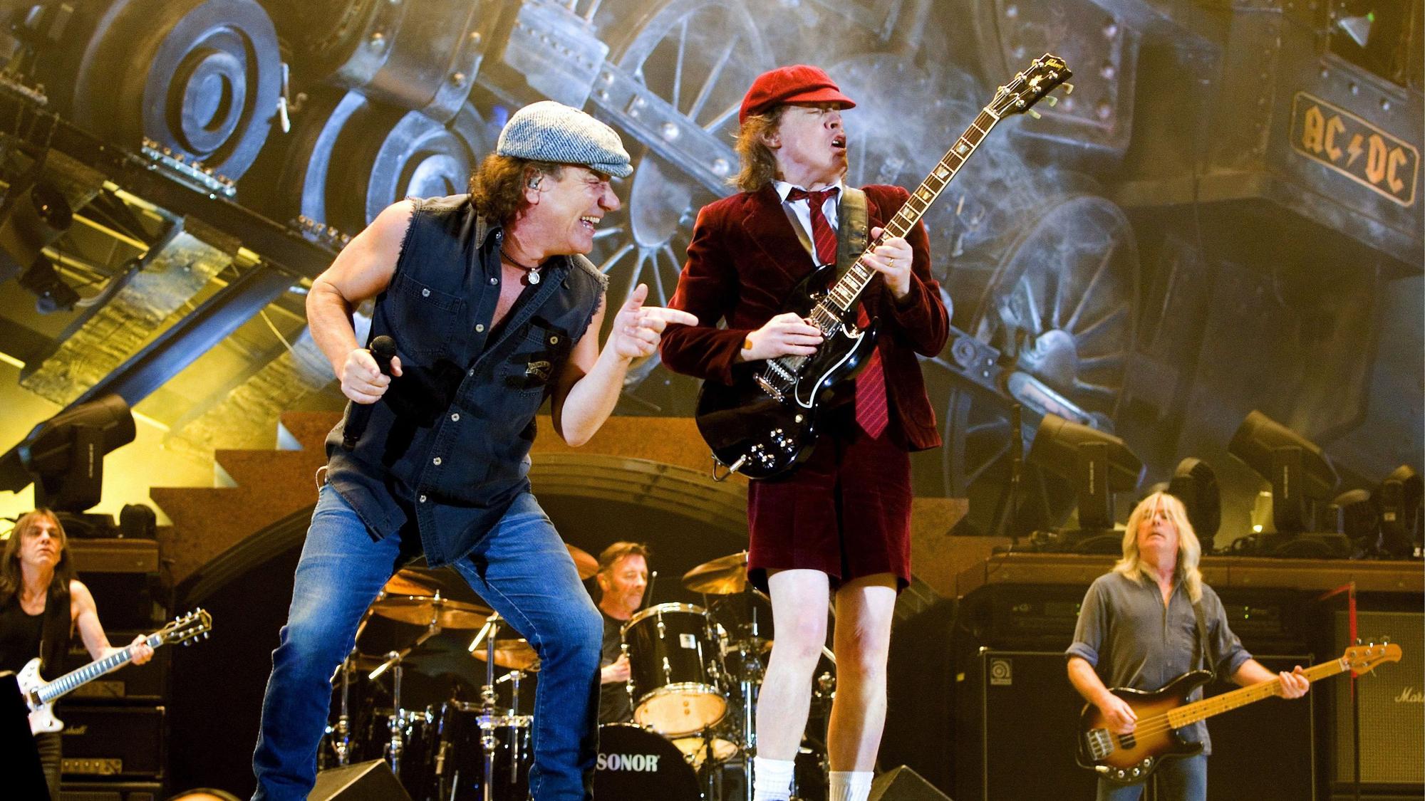 AC/DC auf der Bühne: Sänger Brian Johnson (ml), Gitarrist Angus Young (mr)
