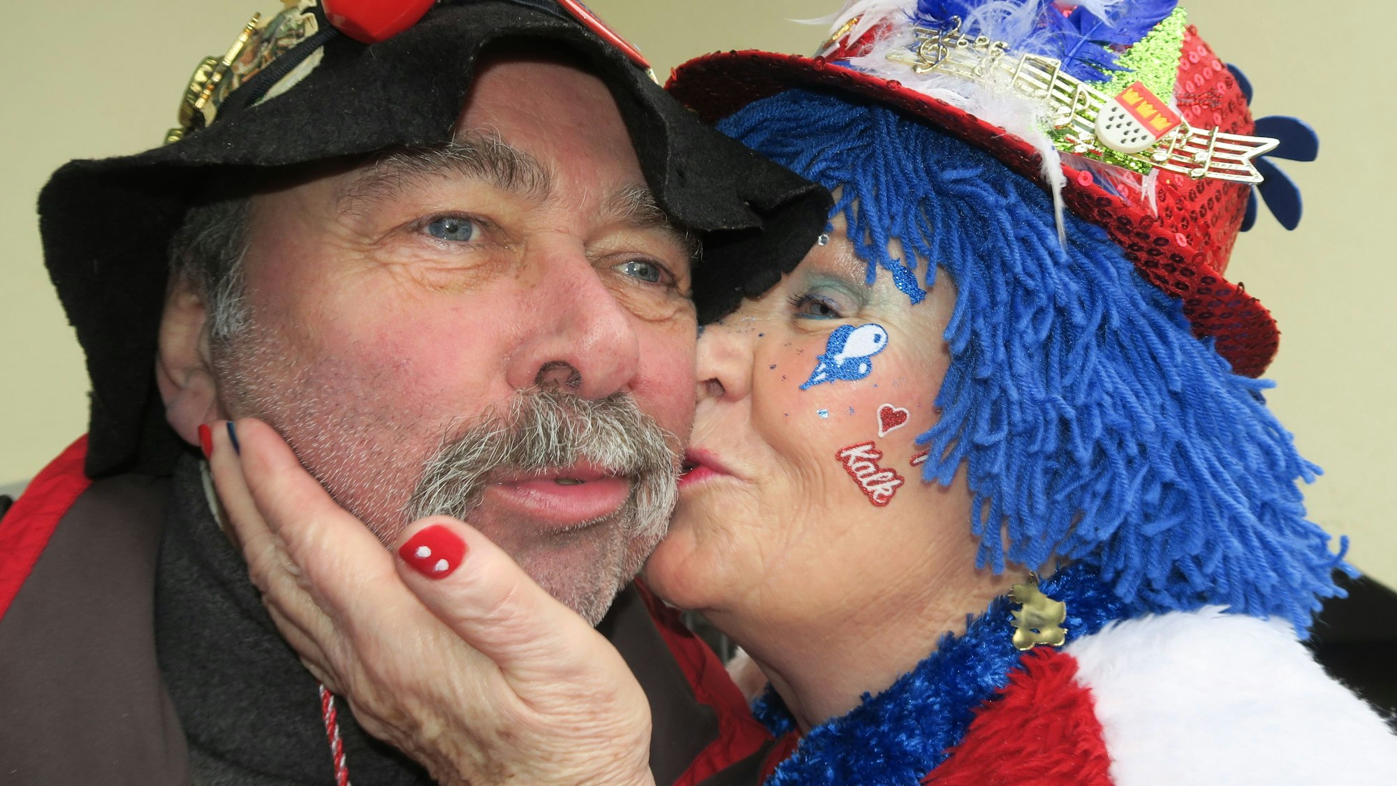 Eine kostümierte Frau bützt einen kostümierten Mann.