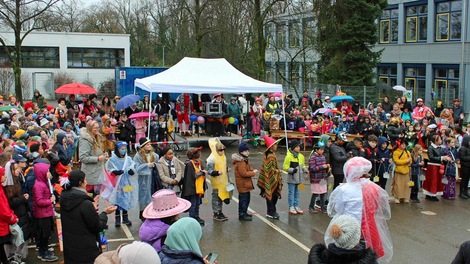 Verkleidete Kinder stehen auf dem Schulhof.