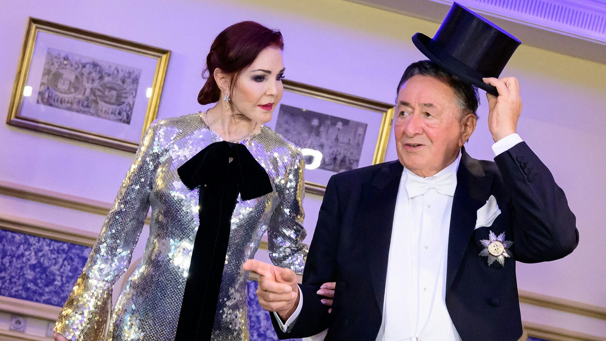 US-Schauspielerin Priscilla Presley (l) und der österreichische Unternehmer Richard Lugner kommen zu einem Fototermin im Rahmen des Wiener Opernballs an.