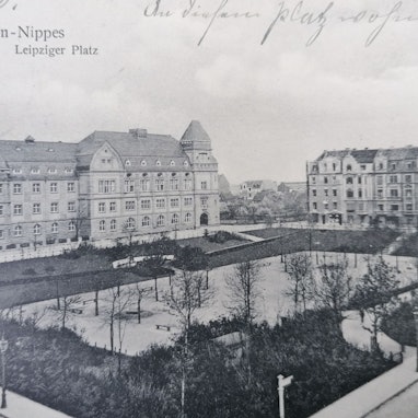 Ein historisches Schwarz-Weiß-Bild des Leipziger Platzes von oben