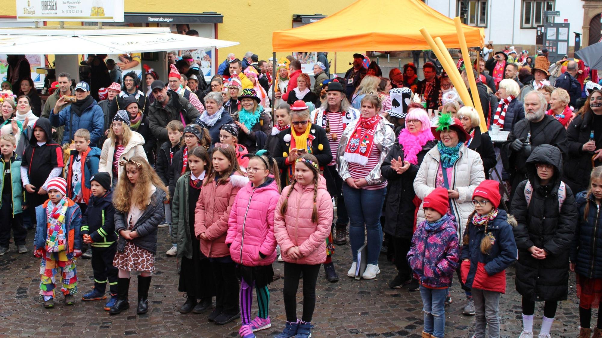 Es regnet, trotzdem stehen einige Karnevalisten auf dem Platz in Bad Münstereifel.