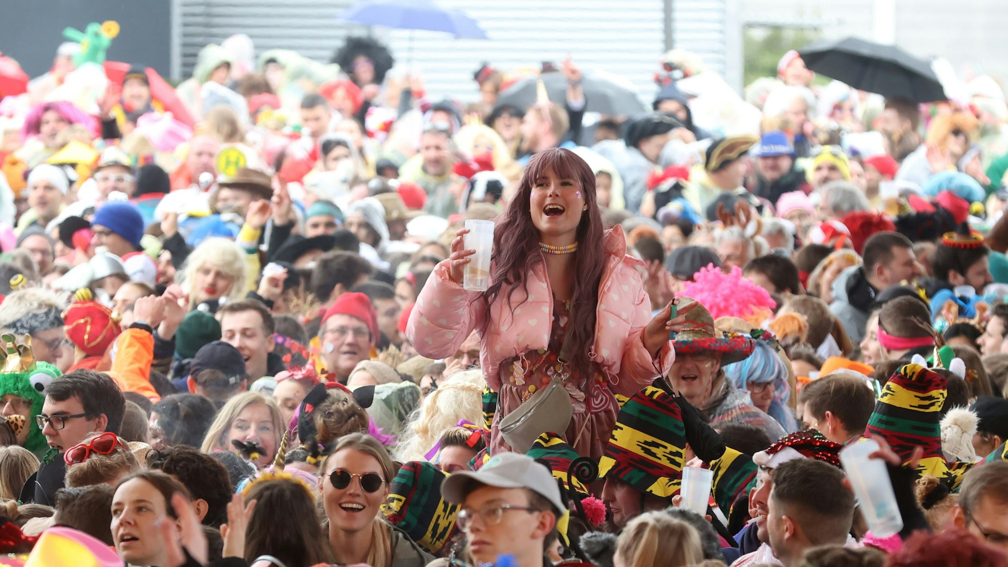 Weiberfastnachtsbühne von Radio Köln im Tanzbrunnen.
