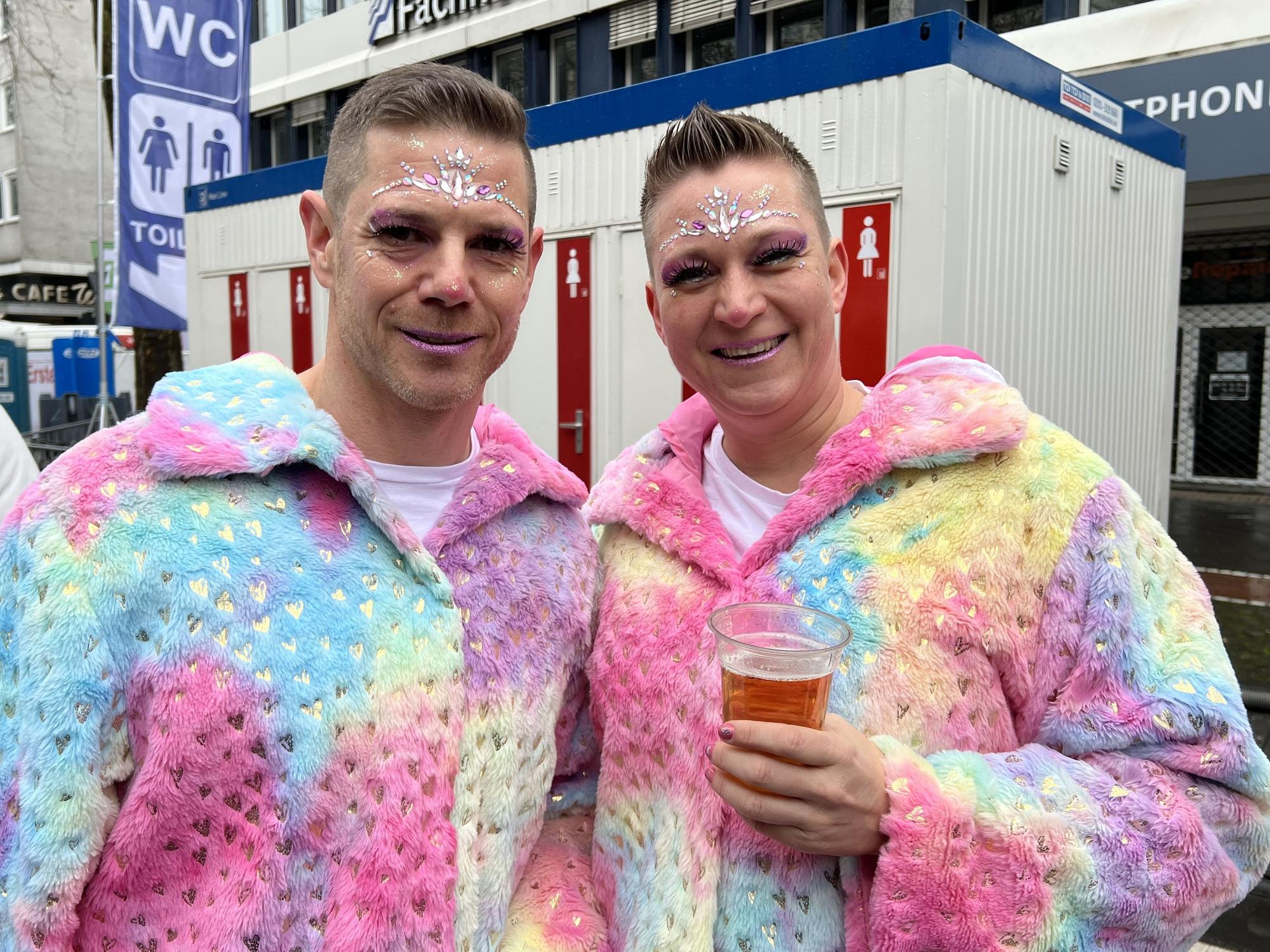 Vortrinken an der neuen Bühne: Steffen (l.) und Dorin machen auf dem Weg zur Schaafenstraße einen kurzen Halt am Open-Ring. Sie blicken besorgt auf den Tag, da es am 11.11. zu Pöbeleien von Jugendlichen gekommen sei.