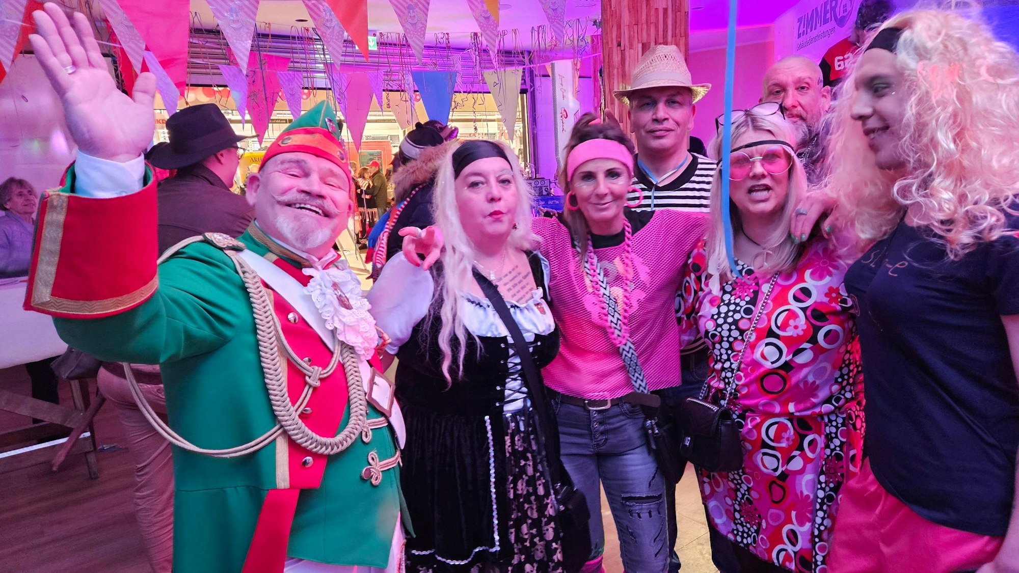 Bunt kostümierte Jecken feiern.