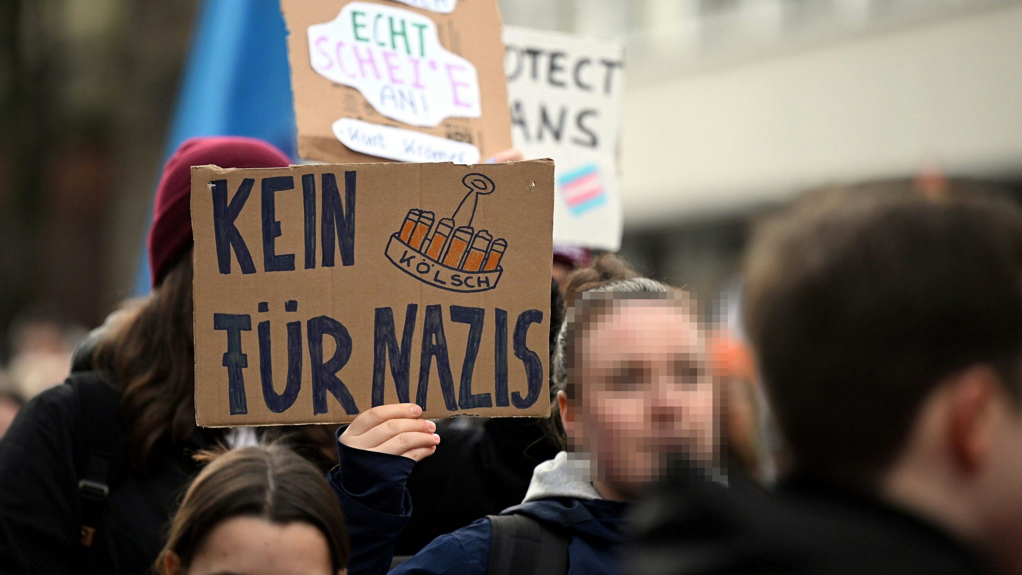 Der Spruch „Kein Kölsch für Nazis“ hat sich 2017 bei einem Zeichen gegen die AfD etabliert. An Weiberfastnacht 2024 nahmen zahlreiche Kneipen und Jecke an einem neuen Aufruf teil. (Symbolbild)