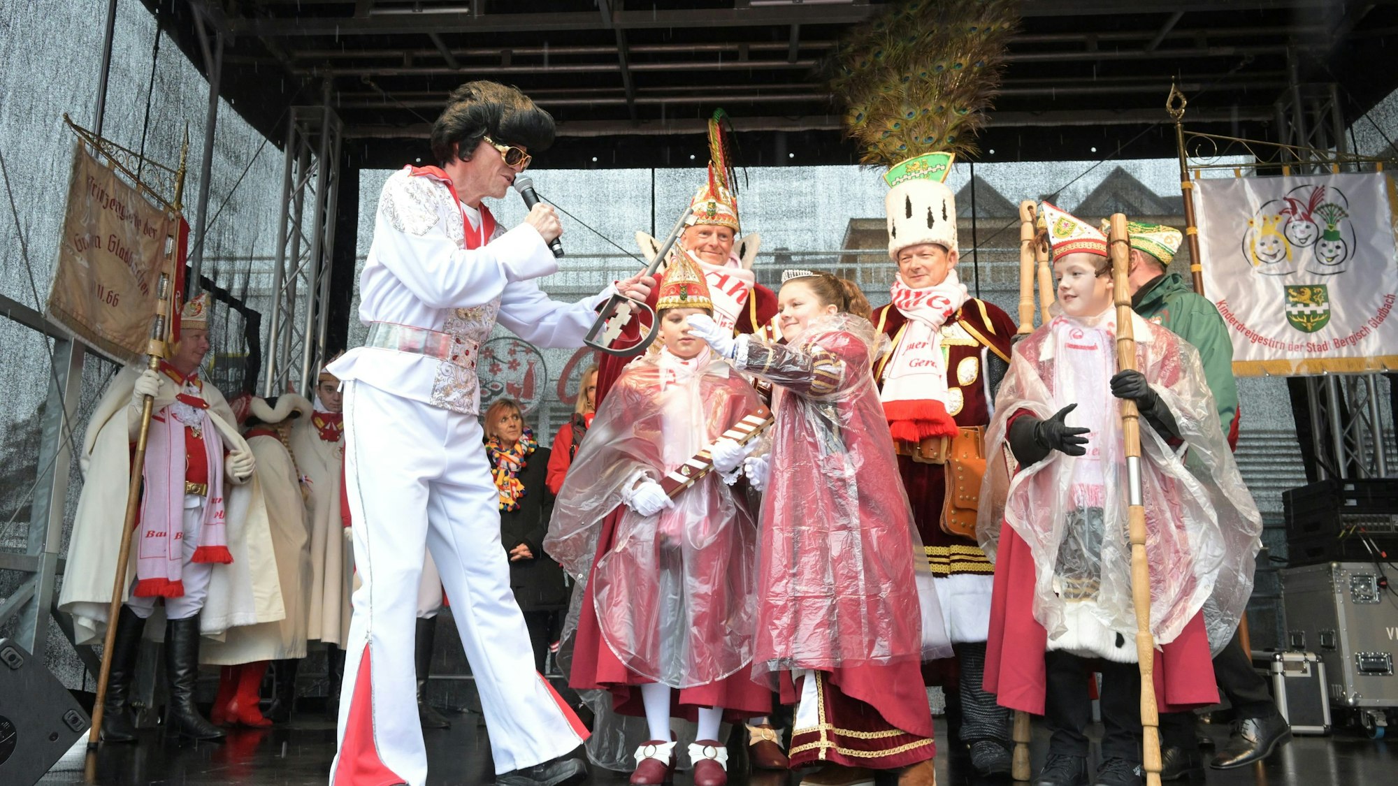 Kinderjungfrau Paulina bekommt von Elvis den Rathausschlüssel.