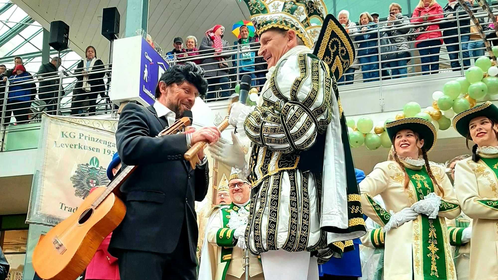 Luminadensturm Weiberfastnacht Leverkusen. Luminaden Wiesdorf Wieverfastelovend. Schlüsselübergabe von OB Uwe Richrath an Prinz Mally I.