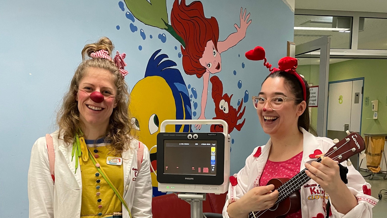 Die beiden Klinikclowns Pippa Plunda (Christina Wiesemann) und Pimpi (Pia Strömer) besuchen zweimal in der Woche die Kinderstation der Kölner Uniklinik.